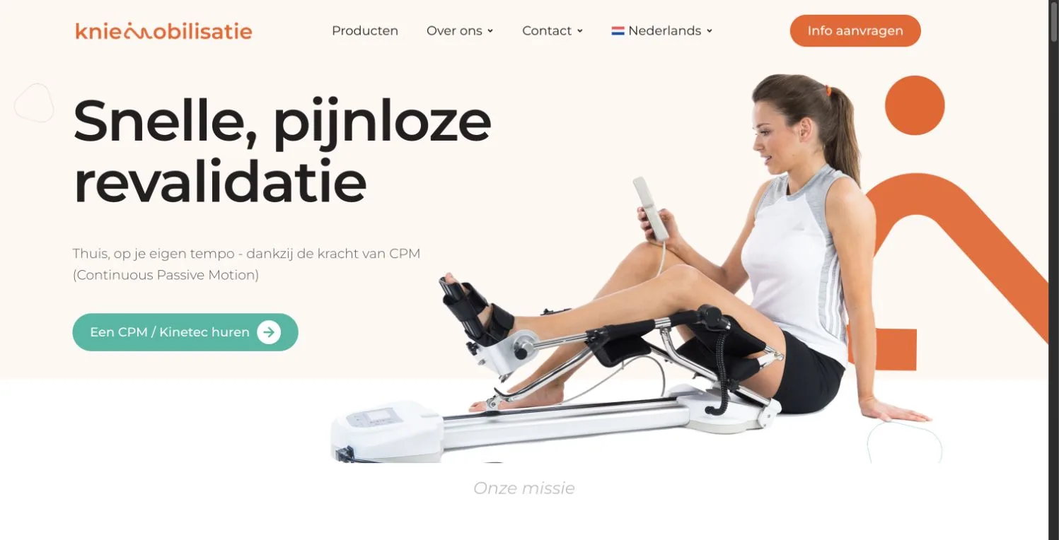 De homepage van Kniemobilisatie: een vrouw gebruikt thuis een CPM-toestel voor haar knie.